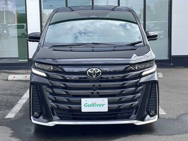 トヨタ ヴェルファイア Z プレミア 道東・釧路十勝 2023(令5)年 3.7万km ブラック ・４WD/・純正14インチディスプレイオーディオ/(BT/USB/FM/AM/AppleCarPlay)/・純正フリップダウンモニター/・全方位カメラ/バックカメラ/・ガラスルーフ/・プリクラッシュセーフティ/・アドバンストドライブ/・ロードサインアシスト/・フロントクロストラフィックアラート/・レーンディパーチャーアラート/・レーンチェンジアシスト/・プロアクティブドライビングアシスト/・リアクロストラフィックアラート/・ブラインドスポットモニター/・後方車両接近告知/・パーキング/・リアカメラディテクション/・安心降車アシスト/・周辺車両接近時サポート/・アドバンスドパーク/・クリアランスソナー/・置くだけ充電/・横滑り防止/・AC100V/100w/・前席・2列目パワーシート/・前席・2列目シートヒーター・エアーシート/・両側パワースライドドア/・パワーバックドア/・LEDヘッドライト/・フォグライト/・オートマチックハイビーム/・純正エンジンスターター/・オートステップ/・ミラーヒーター/・ステアリングスイッチ/・本革巻きステアリング/・前後ドライブレコーダー/・デジタルインナーミラー/・電格ウィンカーミラー