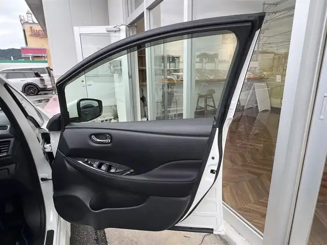 日産 リーフ X Vセレクション 山口県 2021(令3)年 4.2万km ブリリアントホワイトパール 純正SDナビ＆フルセグTV/＆アラウンドビューモニター/プロパイロット/純正フロアマット/純正ドアバイザー/純正LEDヘッドライト/純正17インチアルミ/インテリジェントルームミラー/フロントシートヒーター/ステアリングヒーター/ビルトインETC2.0