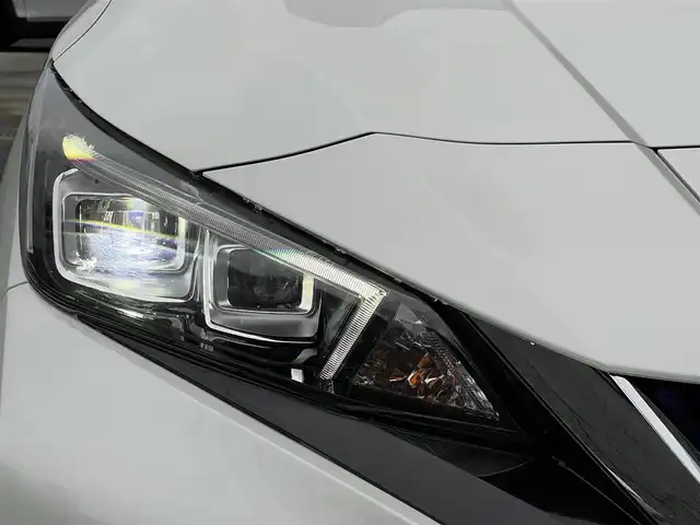 日産 リーフ X Vセレクション 山口県 2021(令3)年 4.2万km ブリリアントホワイトパール 純正SDナビ＆フルセグTV/＆アラウンドビューモニター/プロパイロット/純正フロアマット/純正ドアバイザー/純正LEDヘッドライト/純正17インチアルミ/インテリジェントルームミラー/フロントシートヒーター/ステアリングヒーター/ビルトインETC2.0