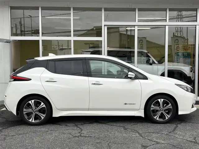 日産 リーフ X Vセレクション 山口県 2021(令3)年 4.2万km ブリリアントホワイトパール 純正SDナビ＆フルセグTV/＆アラウンドビューモニター/プロパイロット/純正フロアマット/純正ドアバイザー/純正LEDヘッドライト/純正17インチアルミ/インテリジェントルームミラー/フロントシートヒーター/ステアリングヒーター/ビルトインETC2.0