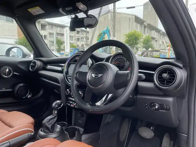ＭＩＮＩ ミニ クーパー コンバーチブル 兵庫県 2017(平29)年 5万km メルティングシルバーM 外部検査実施済み/・茶革シート/・シートヒーター/・純正HDDナビ/・BT/USB/AUX/・バックカメラ/・オートLEDヘッドランプ/・LEDフォグランプ/・ドライブレコーダー/・スマートキー/・アイドリングストップ/・純正17インチAW/・ETC