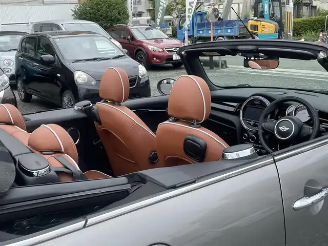 ＭＩＮＩ ミニ クーパー コンバーチブル 兵庫県 2017(平29)年 5万km メルティングシルバーM 外部検査実施済み/・茶革シート/・シートヒーター/・純正HDDナビ/・BT/USB/AUX/・バックカメラ/・オートLEDヘッドランプ/・LEDフォグランプ/・ドライブレコーダー/・スマートキー/・アイドリングストップ/・純正17インチAW/・ETC
