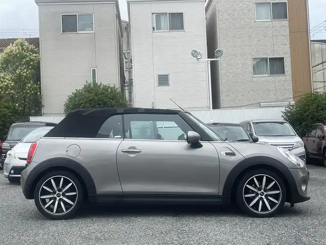 ＭＩＮＩ ミニ クーパー コンバーチブル 兵庫県 2017(平29)年 5万km メルティングシルバーM 外部検査実施済み/・茶革シート/・シートヒーター/・純正HDDナビ/・BT/USB/AUX/・バックカメラ/・オートLEDヘッドランプ/・LEDフォグランプ/・ドライブレコーダー/・スマートキー/・アイドリングストップ/・純正17インチAW/・ETC