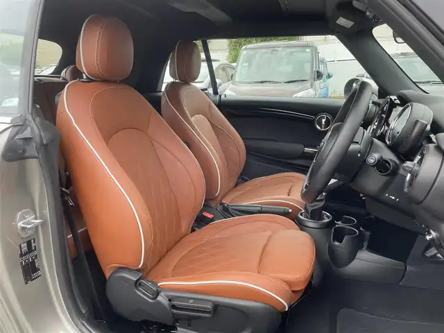 ＭＩＮＩ ミニ クーパー コンバーチブル 兵庫県 2017(平29)年 5万km メルティングシルバーM 外部検査実施済み/・茶革シート/・シートヒーター/・純正HDDナビ/・BT/USB/AUX/・バックカメラ/・オートLEDヘッドランプ/・LEDフォグランプ/・ドライブレコーダー/・スマートキー/・アイドリングストップ/・純正17インチAW/・ETC
