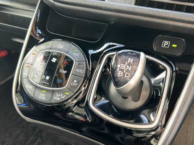 トヨタ ヴォクシー ハイブリッド ZS 煌Ⅲ 岩手県 2020(令2)年 6.4万km ブラック ワンオーナー /社外SDナビ /両側電動スライドドア /社外後席モニター　/フルセグTV /バックカメラ/前席シートヒーター /フロントワイパーデアイサー /衝突軽減装置 /オートハイビーム /オートライト/革巻きステアリング/スマートキー/純正エンジンスターター/TRC /ビルトインETC /USB×2/ドアバイザー/フロアマット/ハーフレザーシート/保証書　取説　ナビ取説