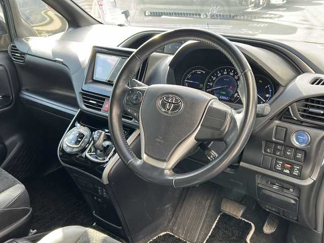 トヨタ ヴォクシー ハイブリッド ZS 煌Ⅲ 岩手県 2020(令2)年 6.4万km ブラック ワンオーナー /社外SDナビ /両側電動スライドドア /社外後席モニター　/フルセグTV /バックカメラ/前席シートヒーター /フロントワイパーデアイサー /衝突軽減装置 /オートハイビーム /オートライト/革巻きステアリング/スマートキー/純正エンジンスターター/TRC /ビルトインETC /USB×2/ドアバイザー/フロアマット/ハーフレザーシート/保証書　取説　ナビ取説