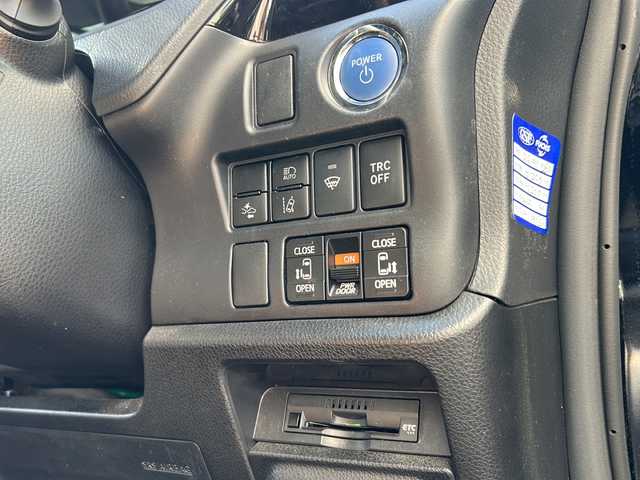 トヨタ ヴォクシー ハイブリッド ZS 煌Ⅲ 岩手県 2020(令2)年 6.4万km ブラック ワンオーナー /社外SDナビ /両側電動スライドドア /社外後席モニター　/フルセグTV /バックカメラ/前席シートヒーター /フロントワイパーデアイサー /衝突軽減装置 /オートハイビーム /オートライト/革巻きステアリング/スマートキー/純正エンジンスターター/TRC /ビルトインETC /USB×2/ドアバイザー/フロアマット/ハーフレザーシート/保証書　取説　ナビ取説