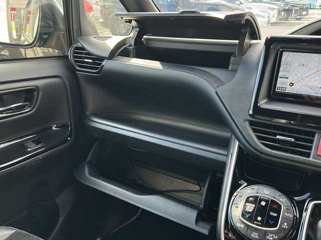 トヨタ ヴォクシー ハイブリッド ZS 煌Ⅲ 岩手県 2020(令2)年 6.4万km ブラック ワンオーナー /社外SDナビ /両側電動スライドドア /社外後席モニター　/フルセグTV /バックカメラ/前席シートヒーター /フロントワイパーデアイサー /衝突軽減装置 /オートハイビーム /オートライト/革巻きステアリング/スマートキー/純正エンジンスターター/TRC /ビルトインETC /USB×2/ドアバイザー/フロアマット/ハーフレザーシート/保証書　取説　ナビ取説