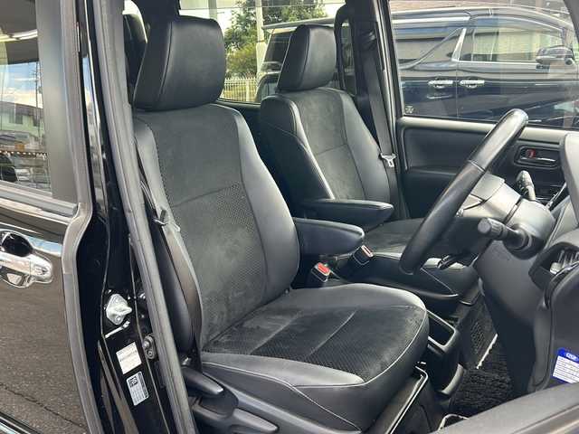 トヨタ ヴォクシー ハイブリッド ZS 煌Ⅲ 岩手県 2020(令2)年 6.4万km ブラック ワンオーナー /社外SDナビ /両側電動スライドドア /社外後席モニター　/フルセグTV /バックカメラ/前席シートヒーター /フロントワイパーデアイサー /衝突軽減装置 /オートハイビーム /オートライト/革巻きステアリング/スマートキー/純正エンジンスターター/TRC /ビルトインETC /USB×2/ドアバイザー/フロアマット/ハーフレザーシート/保証書　取説　ナビ取説