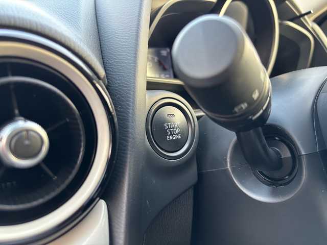 マツダ マツダ２ 15BD 福岡県 2023(令5)年 0.6万km ソウルレッドクリスタルM ワンオーナー/純正ナビ/（AM/FM/USB/Bluetooth/フルセグTV）/アラウンドビューモニター/横滑り防止/レーンキープ/衝突軽減ブレーキ/ブラインドスポットモニタリング/アイドリングストップ/ドライブレコーダー（前後）/パーキングアシスト/ハンズフリー/ビルドインETC/VIEWボタン/オートライト/電格ミラー/プッシュスタート/保証書/取扱説明書/スペアキー×１