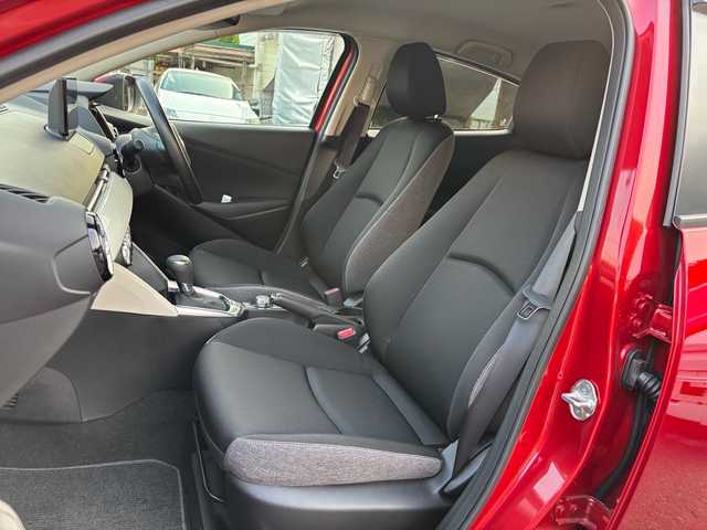 マツダ マツダ２ 15BD 福岡県 2023(令5)年 0.6万km ソウルレッドクリスタルM ワンオーナー/純正ナビ/（AM/FM/USB/Bluetooth/フルセグTV）/アラウンドビューモニター/横滑り防止/レーンキープ/衝突軽減ブレーキ/ブラインドスポットモニタリング/アイドリングストップ/ドライブレコーダー（前後）/パーキングアシスト/ハンズフリー/ビルドインETC/VIEWボタン/オートライト/電格ミラー/プッシュスタート/保証書/取扱説明書/スペアキー×１