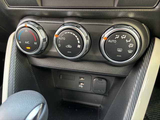 マツダ マツダ２ 15BD 福岡県 2023(令5)年 0.6万km ソウルレッドクリスタルM ワンオーナー/純正ナビ/（AM/FM/USB/Bluetooth/フルセグTV）/アラウンドビューモニター/横滑り防止/レーンキープ/衝突軽減ブレーキ/ブラインドスポットモニタリング/アイドリングストップ/ドライブレコーダー（前後）/パーキングアシスト/ハンズフリー/ビルドインETC/VIEWボタン/オートライト/電格ミラー/プッシュスタート/保証書/取扱説明書/スペアキー×１