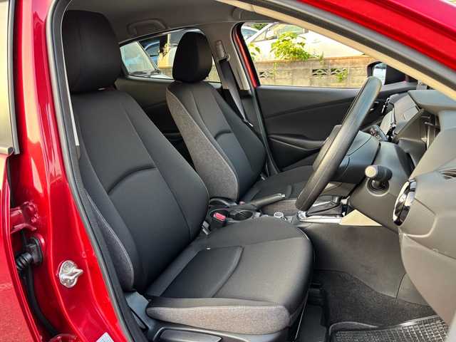マツダ マツダ２ 15BD 福岡県 2023(令5)年 0.6万km ソウルレッドクリスタルM ワンオーナー/純正ナビ/（AM/FM/USB/Bluetooth/フルセグTV）/アラウンドビューモニター/横滑り防止/レーンキープ/衝突軽減ブレーキ/ブラインドスポットモニタリング/アイドリングストップ/ドライブレコーダー（前後）/パーキングアシスト/ハンズフリー/ビルドインETC/VIEWボタン/オートライト/電格ミラー/プッシュスタート/保証書/取扱説明書/スペアキー×１