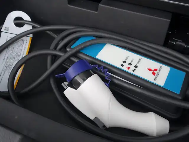 三菱 アウトランダー ＰＨＥＶ Sエディション 山形県 2017(平29)年 16.1万km シルキーホワイト 4WD/衝突被害軽減システム/サンルーフ/純正ディスプレイオーディオ/　　【BT　AUX　USB】/全周囲カメラ/パワーバックドア/レーダークルーズコントロール/LEDオートライト/シートヒーター/純正18インチアルミホイール/パドルシフト/ステアリングスイッチ/純正フロアマット/スマートキー/ETC