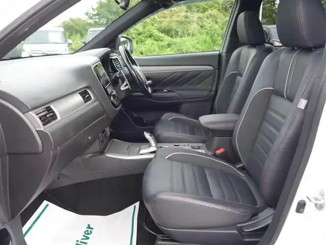 三菱 アウトランダー ＰＨＥＶ Sエディション 山形県 2017(平29)年 16.1万km シルキーホワイト 4WD/衝突被害軽減システム/サンルーフ/純正ディスプレイオーディオ/　　【BT　AUX　USB】/全周囲カメラ/パワーバックドア/レーダークルーズコントロール/LEDオートライト/シートヒーター/純正18インチアルミホイール/パドルシフト/ステアリングスイッチ/純正フロアマット/スマートキー/ETC