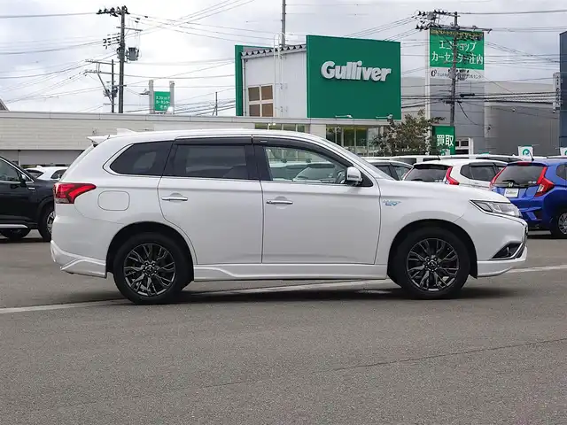 三菱 アウトランダー ＰＨＥＶ Sエディション 山形県 2017(平29)年 16.1万km シルキーホワイト 4WD/衝突被害軽減システム/サンルーフ/純正ディスプレイオーディオ/　　【BT　AUX　USB】/全周囲カメラ/パワーバックドア/レーダークルーズコントロール/LEDオートライト/シートヒーター/純正18インチアルミホイール/パドルシフト/ステアリングスイッチ/純正フロアマット/スマートキー/ETC