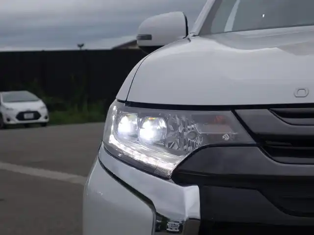 三菱 アウトランダー ＰＨＥＶ Sエディション 山形県 2017(平29)年 16.1万km シルキーホワイト 4WD/衝突被害軽減システム/サンルーフ/純正ディスプレイオーディオ/　　【BT　AUX　USB】/全周囲カメラ/パワーバックドア/レーダークルーズコントロール/LEDオートライト/シートヒーター/純正18インチアルミホイール/パドルシフト/ステアリングスイッチ/純正フロアマット/スマートキー/ETC