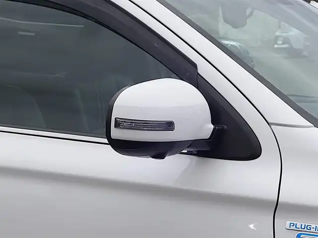 三菱 アウトランダー ＰＨＥＶ Sエディション 山形県 2017(平29)年 16.1万km シルキーホワイト 4WD/衝突被害軽減システム/サンルーフ/純正ディスプレイオーディオ/　　【BT　AUX　USB】/全周囲カメラ/パワーバックドア/レーダークルーズコントロール/LEDオートライト/シートヒーター/純正18インチアルミホイール/パドルシフト/ステアリングスイッチ/純正フロアマット/スマートキー/ETC