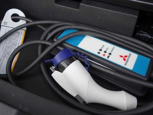 三菱 アウトランダー ＰＨＥＶ Sエディション 山形県 2017(平29)年 16.1万km シルキーホワイト 4WD/衝突被害軽減システム/サンルーフ/純正ディスプレイオーディオ/　　【BT　AUX　USB】/全周囲カメラ/パワーバックドア/レーダークルーズコントロール/LEDオートライト/シートヒーター/純正18インチアルミホイール/パドルシフト/ステアリングスイッチ/純正フロアマット/スマートキー/ETC