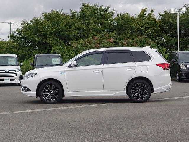 三菱 アウトランダー ＰＨＥＶ Sエディション 山形県 2017(平29)年 16.1万km シルキーホワイト 4WD/衝突被害軽減システム/サンルーフ/純正ディスプレイオーディオ/　　【BT　AUX　USB】/全周囲カメラ/パワーバックドア/レーダークルーズコントロール/LEDオートライト/シートヒーター/純正18インチアルミホイール/パドルシフト/ステアリングスイッチ/純正フロアマット/スマートキー/ETC