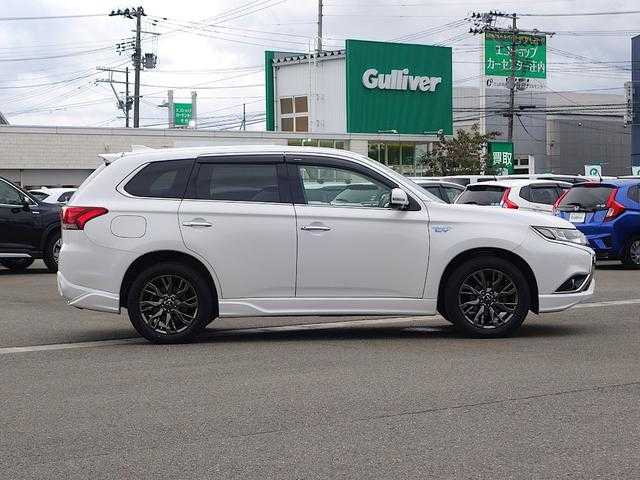 三菱 アウトランダー ＰＨＥＶ Sエディション 山形県 2017(平29)年 16.1万km シルキーホワイト 4WD/衝突被害軽減システム/サンルーフ/純正ディスプレイオーディオ/　　【BT　AUX　USB】/全周囲カメラ/パワーバックドア/レーダークルーズコントロール/LEDオートライト/シートヒーター/純正18インチアルミホイール/パドルシフト/ステアリングスイッチ/純正フロアマット/スマートキー/ETC