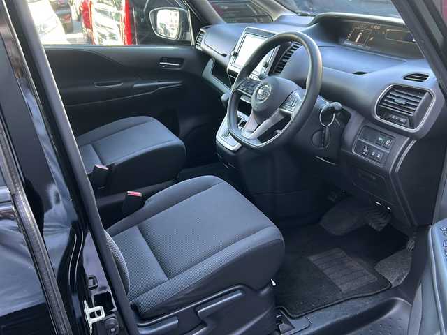 日産 セレナ X Vセレクション 広島県 2018(平30)年 8万km ダイヤモンドブラック 2トーン 禁煙車/セーフティパックA/エマージェンシーブレーキ/車線逸脱警報/クルーズコントロール/コーナーセンサー/純正９型ナビ（MM517D-L）/・フルセグ/CD/DVD/Blu-ray/Bluetooth/AUX/USB/アラウンドビューモニター/パーキングアシスト/両側パワースライドドア/スマートキー/プッシュスタート/LEDヘッドライト/オートライト/リアクーラー/純正ドアバイザー/ビルトインETC/純正15インチホイール/W+サイド+カーテンエアバック