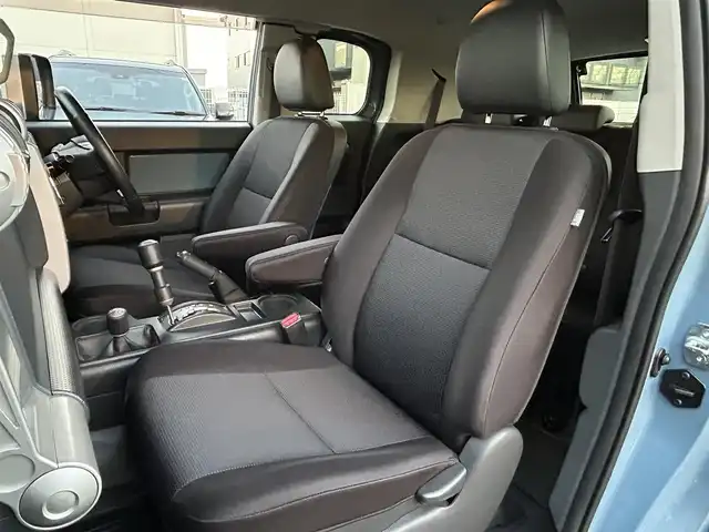 トヨタ ＦＪクルーザー カラーパッケージ 福岡県 2016(平28)年 4.2万km ライトブルー Panasonic製ナビ（CN-RX02WD）/（AM/FM/BT/DVD/フルセグTV）/クルーズコントロール/バックカメラ/背面タイヤ/ETC/クリアランスソナー/フォグライト（リア/フロント）/社外16インチアルミホイール/横滑り防止装置/ステアリングスイッチ/ドアバイザー/取扱説明書/保証書