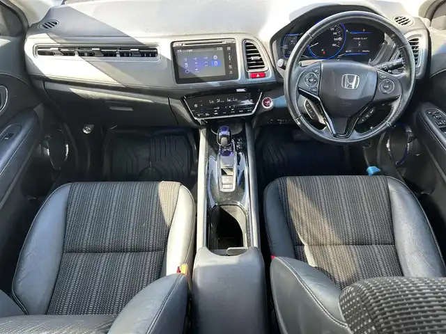 ホンダ ヴェゼル ハイブリッド Z 岡山県 2014(平26)年 9.7万km ホワイトオーキッドパール 登録時走行距離96630km/純正ナビ/フルセグTV(AM.FM.CD.DVD.TV.BT)/バックカメラ/ETC/シートヒーター/シティーブレーキアクティブシステム/クルーズコントロール/オートライト/アイドリングストップ/17インチ純正AW/純正フロアマット