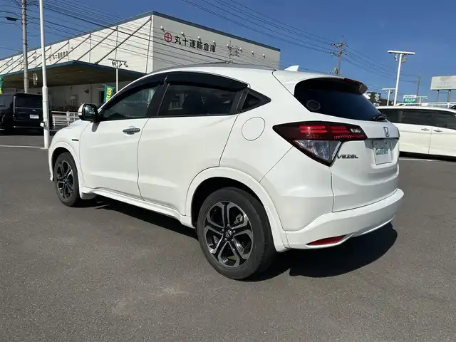 ホンダ ヴェゼル ハイブリッド Z 岡山県 2014(平26)年 9.7万km ホワイトオーキッドパール 登録時走行距離96630km/純正ナビ/フルセグTV(AM.FM.CD.DVD.TV.BT)/バックカメラ/ETC/シートヒーター/シティーブレーキアクティブシステム/クルーズコントロール/オートライト/アイドリングストップ/17インチ純正AW/純正フロアマット