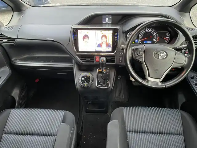 トヨタ ヴォクシー ZS 千葉県 2014(平26)年 9.5万km ブラック 純正ディーラーナビ(AM/FM/DVD/CD/BT/USB/HDMI/フルセグ)/フリップダウンモニター/バックカメラ/両側パワースライドドア/アイドリングストップ/ステアリングリモコン/エコモード機能/横滑り防止機能/LEDヘッドライト/ETC/プッシュスタート/電動格納ミラー/バニティランプ/後部座席窓サンシェード