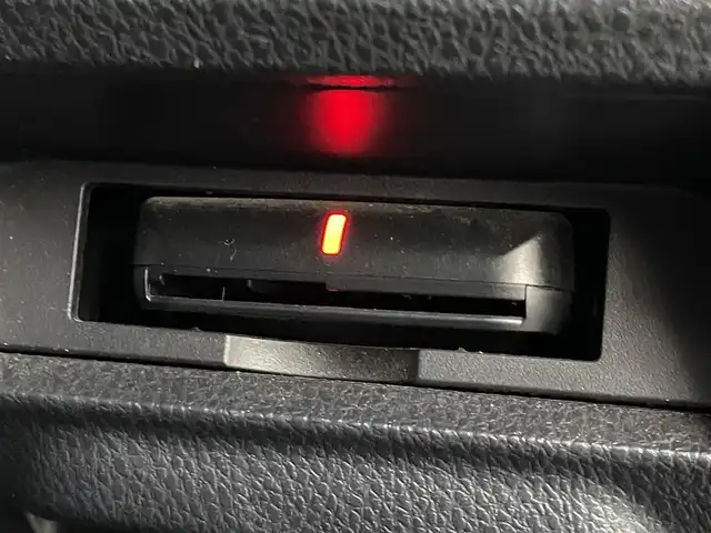 トヨタ ヴォクシー ZS 千葉県 2014(平26)年 9.5万km ブラック 純正ディーラーナビ(AM/FM/DVD/CD/BT/USB/HDMI/フルセグ)/フリップダウンモニター/バックカメラ/両側パワースライドドア/アイドリングストップ/ステアリングリモコン/エコモード機能/横滑り防止機能/LEDヘッドライト/ETC/プッシュスタート/電動格納ミラー/バニティランプ/後部座席窓サンシェード