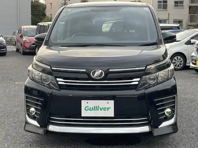 トヨタ ヴォクシー ZS 千葉県 2014(平26)年 9.5万km ブラック 純正ディーラーナビ(AM/FM/DVD/CD/BT/USB/HDMI/フルセグ)/フリップダウンモニター/バックカメラ/両側パワースライドドア/アイドリングストップ/ステアリングリモコン/エコモード機能/横滑り防止機能/LEDヘッドライト/ETC/プッシュスタート/電動格納ミラー/バニティランプ/後部座席窓サンシェード