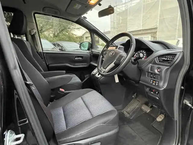トヨタ ヴォクシー ZS 千葉県 2014(平26)年 9.5万km ブラック 純正ディーラーナビ(AM/FM/DVD/CD/BT/USB/HDMI/フルセグ)/フリップダウンモニター/バックカメラ/両側パワースライドドア/アイドリングストップ/ステアリングリモコン/エコモード機能/横滑り防止機能/LEDヘッドライト/ETC/プッシュスタート/電動格納ミラー/バニティランプ/後部座席窓サンシェード
