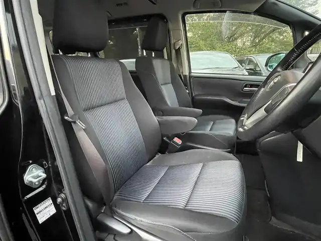 トヨタ ヴォクシー ZS 千葉県 2014(平26)年 9.5万km ブラック 純正ディーラーナビ(AM/FM/DVD/CD/BT/USB/HDMI/フルセグ)/フリップダウンモニター/バックカメラ/両側パワースライドドア/アイドリングストップ/ステアリングリモコン/エコモード機能/横滑り防止機能/LEDヘッドライト/ETC/プッシュスタート/電動格納ミラー/バニティランプ/後部座席窓サンシェード