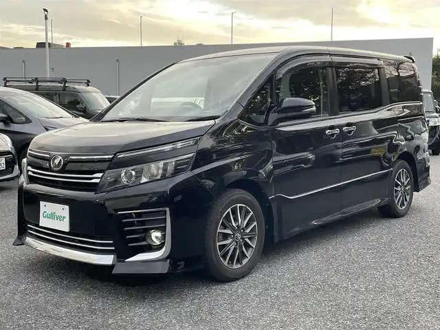 トヨタ ヴォクシー ZS 千葉県 2014(平26)年 9.5万km ブラック 純正ディーラーナビ(AM/FM/DVD/CD/BT/USB/HDMI/フルセグ)/フリップダウンモニター/バックカメラ/両側パワースライドドア/アイドリングストップ/ステアリングリモコン/エコモード機能/横滑り防止機能/LEDヘッドライト/ETC/プッシュスタート/電動格納ミラー/バニティランプ/後部座席窓サンシェード