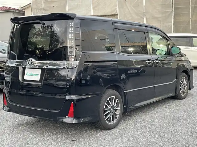 トヨタ ヴォクシー ZS 千葉県 2014(平26)年 9.5万km ブラック 純正ディーラーナビ(AM/FM/DVD/CD/BT/USB/HDMI/フルセグ)/フリップダウンモニター/バックカメラ/両側パワースライドドア/アイドリングストップ/ステアリングリモコン/エコモード機能/横滑り防止機能/LEDヘッドライト/ETC/プッシュスタート/電動格納ミラー/バニティランプ/後部座席窓サンシェード