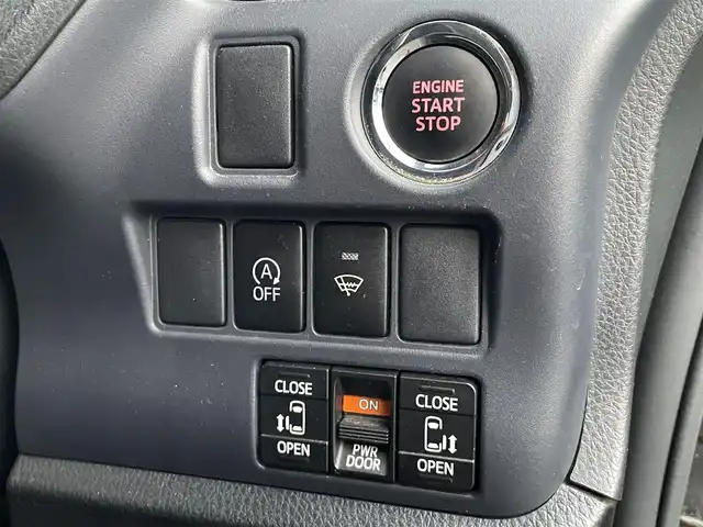 トヨタ ヴォクシー ZS 千葉県 2014(平26)年 9.5万km ブラック 純正ディーラーナビ(AM/FM/DVD/CD/BT/USB/HDMI/フルセグ)/フリップダウンモニター/バックカメラ/両側パワースライドドア/アイドリングストップ/ステアリングリモコン/エコモード機能/横滑り防止機能/LEDヘッドライト/ETC/プッシュスタート/電動格納ミラー/バニティランプ/後部座席窓サンシェード