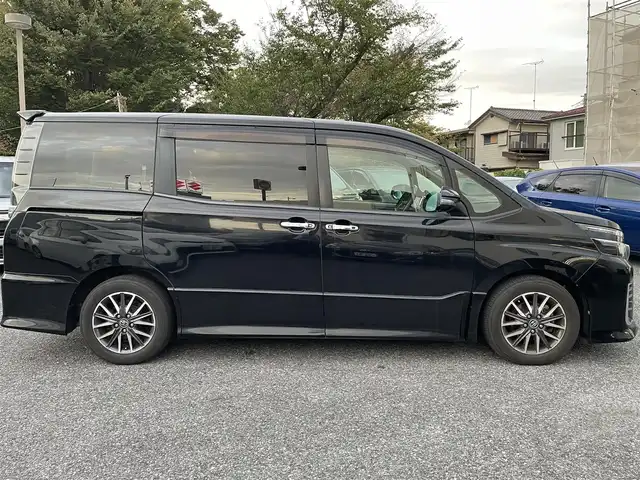 トヨタ ヴォクシー ZS 千葉県 2014(平26)年 9.5万km ブラック 純正ディーラーナビ(AM/FM/DVD/CD/BT/USB/HDMI/フルセグ)/フリップダウンモニター/バックカメラ/両側パワースライドドア/アイドリングストップ/ステアリングリモコン/エコモード機能/横滑り防止機能/LEDヘッドライト/ETC/プッシュスタート/電動格納ミラー/バニティランプ/後部座席窓サンシェード