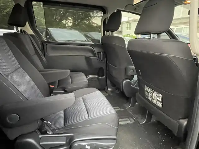 トヨタ ヴォクシー ZS 千葉県 2014(平26)年 9.5万km ブラック 純正ディーラーナビ(AM/FM/DVD/CD/BT/USB/HDMI/フルセグ)/フリップダウンモニター/バックカメラ/両側パワースライドドア/アイドリングストップ/ステアリングリモコン/エコモード機能/横滑り防止機能/LEDヘッドライト/ETC/プッシュスタート/電動格納ミラー/バニティランプ/後部座席窓サンシェード