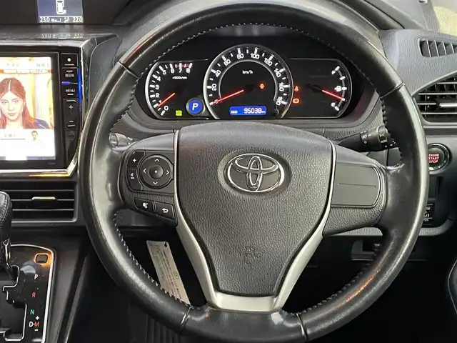 トヨタ ヴォクシー ZS 千葉県 2014(平26)年 9.5万km ブラック 純正ディーラーナビ(AM/FM/DVD/CD/BT/USB/HDMI/フルセグ)/フリップダウンモニター/バックカメラ/両側パワースライドドア/アイドリングストップ/ステアリングリモコン/エコモード機能/横滑り防止機能/LEDヘッドライト/ETC/プッシュスタート/電動格納ミラー/バニティランプ/後部座席窓サンシェード