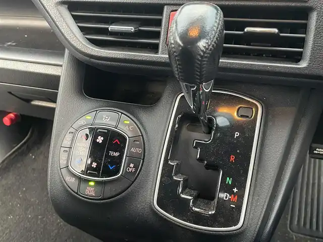 トヨタ ヴォクシー ZS 千葉県 2014(平26)年 9.5万km ブラック 純正ディーラーナビ(AM/FM/DVD/CD/BT/USB/HDMI/フルセグ)/フリップダウンモニター/バックカメラ/両側パワースライドドア/アイドリングストップ/ステアリングリモコン/エコモード機能/横滑り防止機能/LEDヘッドライト/ETC/プッシュスタート/電動格納ミラー/バニティランプ/後部座席窓サンシェード