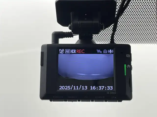 トヨタ ＲＡＶ４ X 熊本県 2021(令3)年 6.5万km ホワイトパールクリスタルシャイン 禁煙車　/純正ディスプレイオーディオ（ＡｐｐｌＣａｒＰｌａｙ・ＢＴ・フルセグ・ＵＳＢ）/バックカメラ　/純正前後ドライブレコーダー　/ビルトインＥＴＣ　/レーダークルーズコントロール　/衝突軽減ブレーキ　/レーンキープアシスト/ブラインドスポットモニター/横滑り防止/前後クリアランスソナー/パーキングアシスト/オートホールド/電動パーキング/ルーフレール/純正フロアマット/純正１８インチAW/オートライト/オートマチックハイビーム/フォグランプ/スマートキー/プッシュスタート/スペアキー1本/保証書/取扱説明書