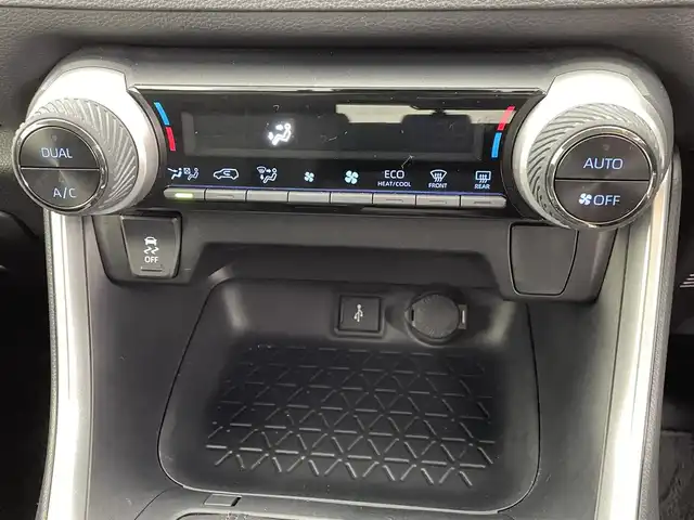 トヨタ ＲＡＶ４ X 熊本県 2021(令3)年 6.5万km ホワイトパールクリスタルシャイン 禁煙車　/純正ディスプレイオーディオ（ＡｐｐｌＣａｒＰｌａｙ・ＢＴ・フルセグ・ＵＳＢ）/バックカメラ　/純正前後ドライブレコーダー　/ビルトインＥＴＣ　/レーダークルーズコントロール　/衝突軽減ブレーキ　/レーンキープアシスト/ブラインドスポットモニター/横滑り防止/前後クリアランスソナー/パーキングアシスト/オートホールド/電動パーキング/ルーフレール/純正フロアマット/純正１８インチAW/オートライト/オートマチックハイビーム/フォグランプ/スマートキー/プッシュスタート/スペアキー1本/保証書/取扱説明書