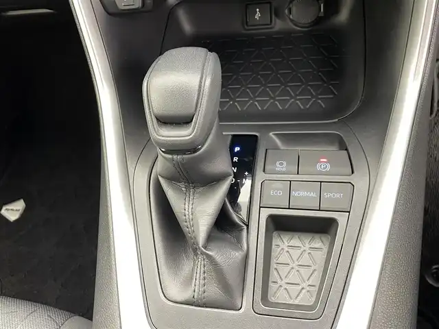 トヨタ ＲＡＶ４ X 熊本県 2021(令3)年 6.5万km ホワイトパールクリスタルシャイン 禁煙車　/純正ディスプレイオーディオ（ＡｐｐｌＣａｒＰｌａｙ・ＢＴ・フルセグ・ＵＳＢ）/バックカメラ　/純正前後ドライブレコーダー　/ビルトインＥＴＣ　/レーダークルーズコントロール　/衝突軽減ブレーキ　/レーンキープアシスト/ブラインドスポットモニター/横滑り防止/前後クリアランスソナー/パーキングアシスト/オートホールド/電動パーキング/ルーフレール/純正フロアマット/純正１８インチAW/オートライト/オートマチックハイビーム/フォグランプ/スマートキー/プッシュスタート/スペアキー1本/保証書/取扱説明書