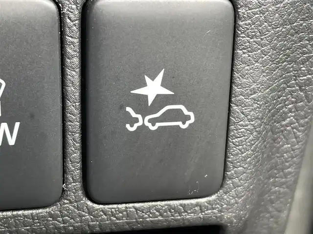 三菱 アウトランダー ＰＨＥＶ G 岡山県 2018(平30)年 7.5万km シルキーホワイト 登録時走行距離：　74184km/禁煙車/全方位カメラ/純正ナビ(型番：CN-H500WD)/　(CD/DVD/フルセグTV/Bluetooth)/フリップダウンモニター/ルーフキャリア/クルーズコントロール(追従走行あり)/衝突被害軽減システム/車線逸脱警報（レーンキープアシスト）/コーナーセンサー/後側方車両検知警報(ブラインドスポットモニター)/ETC/ルーフラック/Clazzioレザー調シートカバー/シートヒーター/パワーシート/パワーバックドア/ステアリングヒーター/革巻きステアリング/ステアリングスイッチ/純正LEDヘッドライト/フォグライト/オートライト/プッシュスタート/スマートキー/スペアキー/パドルシフト/アイドリングストップ/純正アルミホイール 18インチ/電動格納ミラー/純正フロアマット/横滑防止装置/盗難防止装置