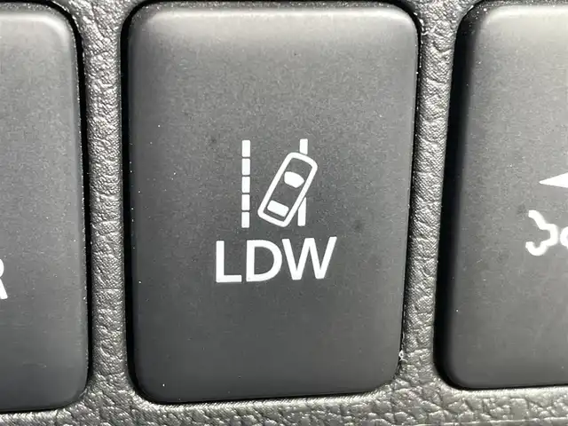 三菱 アウトランダー ＰＨＥＶ G 岡山県 2018(平30)年 7.5万km シルキーホワイト 登録時走行距離：　74184km/禁煙車/全方位カメラ/純正ナビ(型番：CN-H500WD)/　(CD/DVD/フルセグTV/Bluetooth)/フリップダウンモニター/ルーフキャリア/クルーズコントロール(追従走行あり)/衝突被害軽減システム/車線逸脱警報（レーンキープアシスト）/コーナーセンサー/後側方車両検知警報(ブラインドスポットモニター)/ETC/ルーフラック/Clazzioレザー調シートカバー/シートヒーター/パワーシート/パワーバックドア/ステアリングヒーター/革巻きステアリング/ステアリングスイッチ/純正LEDヘッドライト/フォグライト/オートライト/プッシュスタート/スマートキー/スペアキー/パドルシフト/アイドリングストップ/純正アルミホイール 18インチ/電動格納ミラー/純正フロアマット/横滑防止装置/盗難防止装置