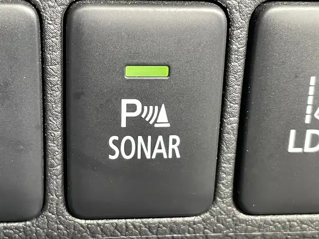 三菱 アウトランダー ＰＨＥＶ G 岡山県 2018(平30)年 7.5万km シルキーホワイト 登録時走行距離：　74184km/禁煙車/全方位カメラ/純正ナビ(型番：CN-H500WD)/　(CD/DVD/フルセグTV/Bluetooth)/フリップダウンモニター/ルーフキャリア/クルーズコントロール(追従走行あり)/衝突被害軽減システム/車線逸脱警報（レーンキープアシスト）/コーナーセンサー/後側方車両検知警報(ブラインドスポットモニター)/ETC/ルーフラック/Clazzioレザー調シートカバー/シートヒーター/パワーシート/パワーバックドア/ステアリングヒーター/革巻きステアリング/ステアリングスイッチ/純正LEDヘッドライト/フォグライト/オートライト/プッシュスタート/スマートキー/スペアキー/パドルシフト/アイドリングストップ/純正アルミホイール 18インチ/電動格納ミラー/純正フロアマット/横滑防止装置/盗難防止装置