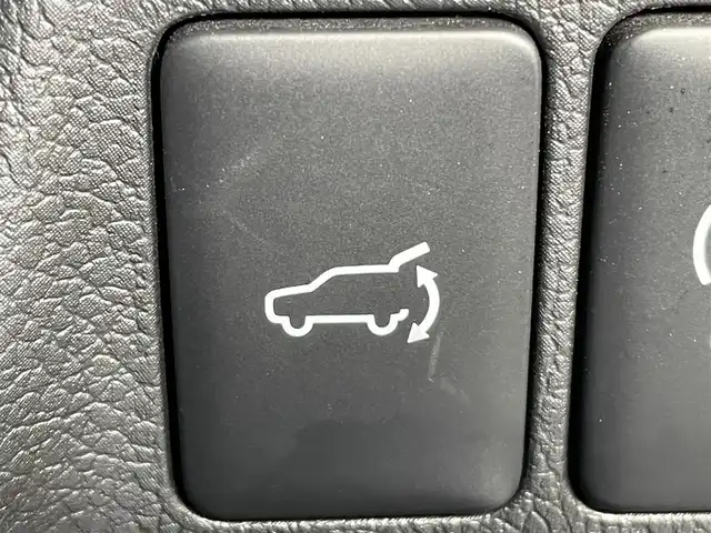 三菱 アウトランダー ＰＨＥＶ G 岡山県 2018(平30)年 7.5万km シルキーホワイト 登録時走行距離：　74184km/禁煙車/全方位カメラ/純正ナビ(型番：CN-H500WD)/　(CD/DVD/フルセグTV/Bluetooth)/フリップダウンモニター/ルーフキャリア/クルーズコントロール(追従走行あり)/衝突被害軽減システム/車線逸脱警報（レーンキープアシスト）/コーナーセンサー/後側方車両検知警報(ブラインドスポットモニター)/ETC/ルーフラック/Clazzioレザー調シートカバー/シートヒーター/パワーシート/パワーバックドア/ステアリングヒーター/革巻きステアリング/ステアリングスイッチ/純正LEDヘッドライト/フォグライト/オートライト/プッシュスタート/スマートキー/スペアキー/パドルシフト/アイドリングストップ/純正アルミホイール 18インチ/電動格納ミラー/純正フロアマット/横滑防止装置/盗難防止装置