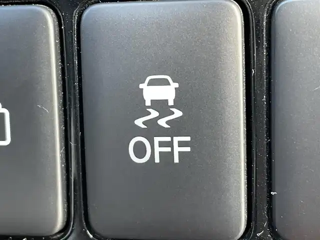 三菱 アウトランダー ＰＨＥＶ G 岡山県 2018(平30)年 7.5万km シルキーホワイト 登録時走行距離：　74184km/禁煙車/全方位カメラ/純正ナビ(型番：CN-H500WD)/　(CD/DVD/フルセグTV/Bluetooth)/フリップダウンモニター/ルーフキャリア/クルーズコントロール(追従走行あり)/衝突被害軽減システム/車線逸脱警報（レーンキープアシスト）/コーナーセンサー/後側方車両検知警報(ブラインドスポットモニター)/ETC/ルーフラック/Clazzioレザー調シートカバー/シートヒーター/パワーシート/パワーバックドア/ステアリングヒーター/革巻きステアリング/ステアリングスイッチ/純正LEDヘッドライト/フォグライト/オートライト/プッシュスタート/スマートキー/スペアキー/パドルシフト/アイドリングストップ/純正アルミホイール 18インチ/電動格納ミラー/純正フロアマット/横滑防止装置/盗難防止装置