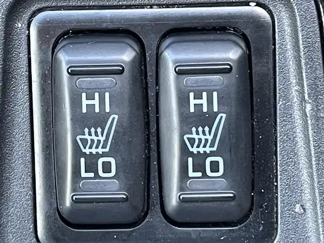 三菱 アウトランダー ＰＨＥＶ G 岡山県 2018(平30)年 7.5万km シルキーホワイト 登録時走行距離：　74184km/禁煙車/全方位カメラ/純正ナビ(型番：CN-H500WD)/　(CD/DVD/フルセグTV/Bluetooth)/フリップダウンモニター/ルーフキャリア/クルーズコントロール(追従走行あり)/衝突被害軽減システム/車線逸脱警報（レーンキープアシスト）/コーナーセンサー/後側方車両検知警報(ブラインドスポットモニター)/ETC/ルーフラック/Clazzioレザー調シートカバー/シートヒーター/パワーシート/パワーバックドア/ステアリングヒーター/革巻きステアリング/ステアリングスイッチ/純正LEDヘッドライト/フォグライト/オートライト/プッシュスタート/スマートキー/スペアキー/パドルシフト/アイドリングストップ/純正アルミホイール 18インチ/電動格納ミラー/純正フロアマット/横滑防止装置/盗難防止装置